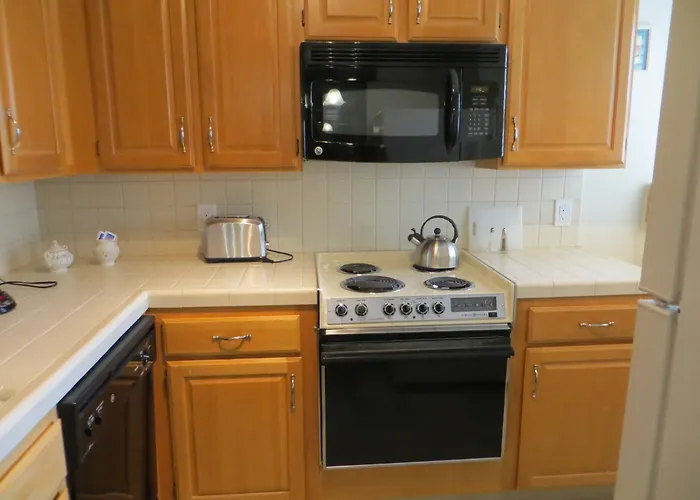 Cow Hollow Inn And Suites